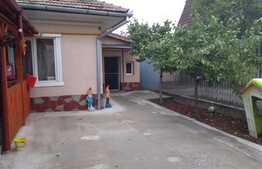 Doua case de vanzare, 108 mp, teren 281 mp, zona centrala!