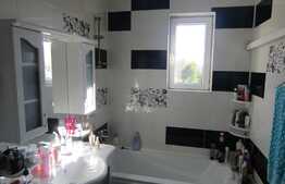 Apartament cu 3 camere, 65 mp, balcon inchis! A.C! Zona Petrom!