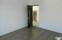 Vanzare apartament cu 2 camere , cu loc de parcare si curte privata