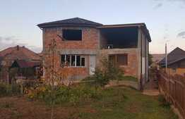 Casa la rosu de 350 mp utili, teren de 1000 mp! Zona Luna de Sus!