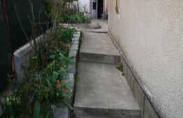 Casa de vanzare de 100 mp, teren 403  mp, 11 ml front, zona linistita!