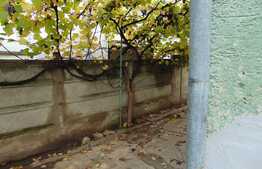 Casa demolabila, teren de 815 mp, front 18,5 ml, zona linistita 