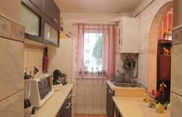 Apartament 4 camere, 65 mp, garaj, boxe subsol, zona Aleea Retezat