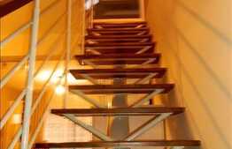 De vanzare apartament cu 2 camere, dispus pe 2 nivele , cu scara interioara