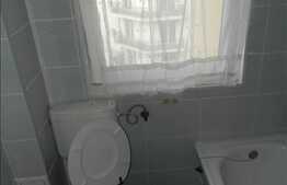 De vanzare  2 camere,  decomandat cu balcon de 8 mp, zona Polus