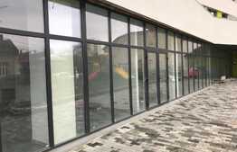  Spatiu cu vitrina de 25 ml, semicentral