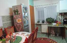 Apartament 3 camere, 75 mp, decomandat, boxa subsol, zona Farmec