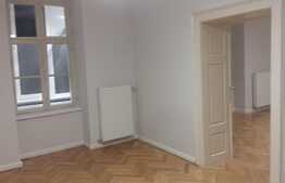 De vanzare apartament 3 camere, 75.6 mp, boxa, zona Piata Muzeului