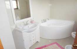 Casa individuala 226 mp utili, teren de 375 mp, front stradal, zona linistita