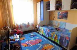 Apartament de vanzare, 3 camere, 64 mp, loc de parcare, zona strazii Florilor