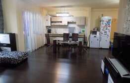 Apartament de vanzare, 3 camere, 64 mp, loc de parcare, zona strazii Florilor