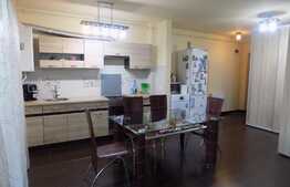 Apartament de vanzare, 3 camere, 64 mp, loc de parcare, zona strazii Florilor