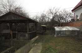 Casa de vanzare 120 mp, teren de 658 mp, front 14, zona Petrom