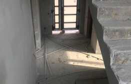 Casa 231 MP util si 607 teren interioare tencuite, instalatii electrice si geamuri termopan! Comision 0%