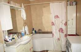 Apartament de vanzare 2 camere, loc de parcare, zona strazii Florilor