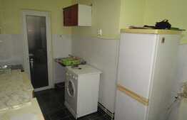 Garsoniera, 30 mp, decomandata, parcare, demisol inalt, zona Hotel Ramada