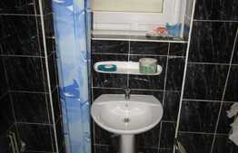 Garsoniera, 30 mp, decomandata, parcare, demisol inalt, zona Hotel Ramada