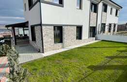 Casa cuplata finisata si mobilata, 3 niveluri , 135 mp, 408 teren. Terasa amenajata! Zona Teilor 