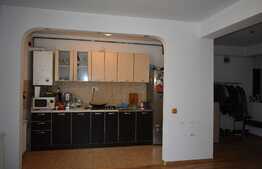 De vanzare 3 camere, 76 mp, parcare cu CF! Zona strazii Florilor!