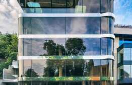 Open space in cladire de birouri moderna