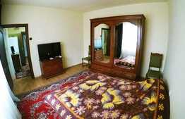 Casa de vanzare, 56 mp, zona centrala, curte comuna