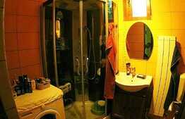 Casa de vanzare, 56 mp, zona centrala, curte comuna