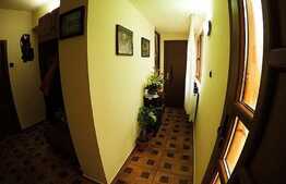 Casa de vanzare, 56 mp, zona centrala, curte comuna