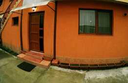 Casa de vanzare, 56 mp, zona centrala, curte comuna