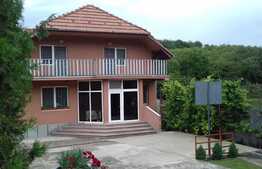 Casa de vanzare si cabana, 268 mp utili, cu teren 840 mp, front 15 ml, zona linistita