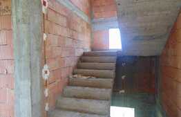 Casa la rosu de vanzare, 359 mp, cu teren de 800 mp, zona linistita!