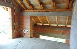 Casa la rosu de vanzare, 359 mp, cu teren de 800 mp, zona linistita!