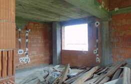 Casa la rosu de vanzare, 359 mp, cu teren de 800 mp, zona linistita!