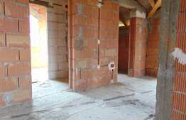 Casa la rosu de vanzare, 359 mp, cu teren de 800 mp, zona linistita!