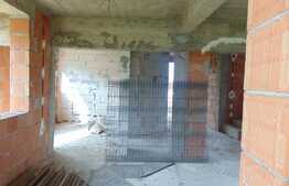 Casa la rosu de vanzare, 359 mp, cu teren de 800 mp, zona linistita!