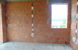 Casa la rosu de vanzare, 359 mp, cu teren de 800 mp, zona linistita!