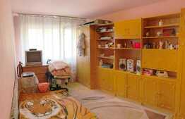 Apartament de vanzare 77 mp, decomandat, boxa, zona Hotel Royal