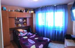 Apartament de vanzare 77 mp, decomandat, boxa, zona Hotel Royal