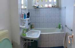 Apartament de vanzare 77 mp, decomandat, boxa, zona Hotel Royal