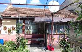 Teren 220 mp, front stradal 12 ml, cu casa demolabila racordata la utilitati