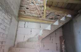 De vanzare casa cuplata, zona linistita de case