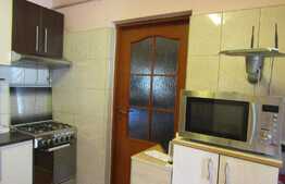 De vanzare casa cuplata, zona linistita de case