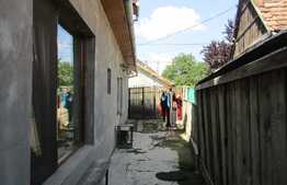 De vanzare casa cuplata, zona linistita de case