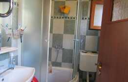 De vanzare casa cuplata, zona linistita de case