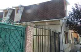 De vanzare casa cuplata, zona linistita de case