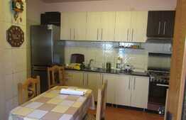 De vanzare casa cuplata, zona linistita de case