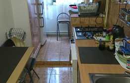 Apartament 4 camere, etaj intermediar, 3 parcari, zona Nora