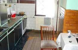 3 camere de vanzare , cu balcon inchis si loc de parcare in garaj