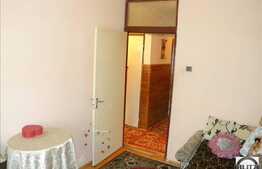 3 camere de vanzare , cu balcon inchis si loc de parcare in garaj