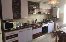 Apartament 3 camere, etaj intermediar, parcare, zona Petrom