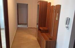Apartament 3 camere, etaj intermediar, parcare, zona Petrom